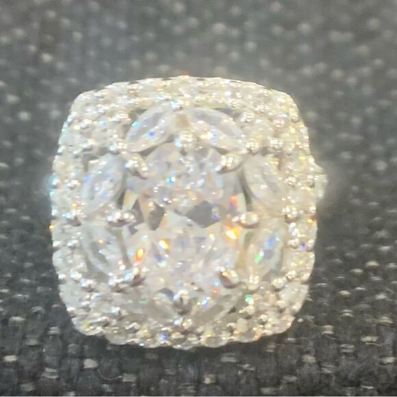 Gorgeous engagement or right hand ring . Size 7 . Rhodium plated. Cluster silver - Picture 4 of 6